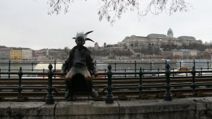 Kis királylány, díszítőszobor, szobor,  Dunakorzó, korzó, Vigadó-tér, Budapest,  V. kerület,  Belváro